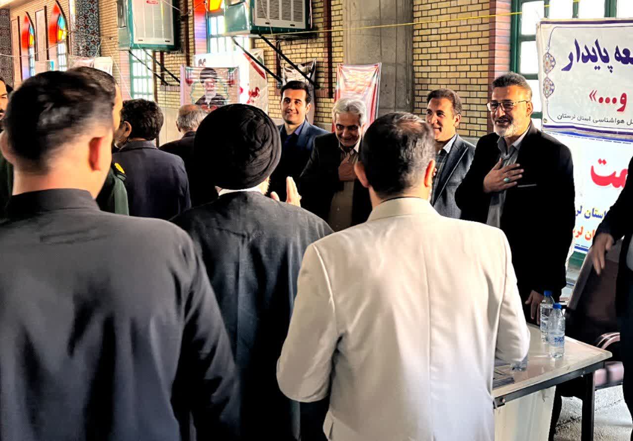 برگزاری میز شمیم خدمت  در مصلای خرم آباد 